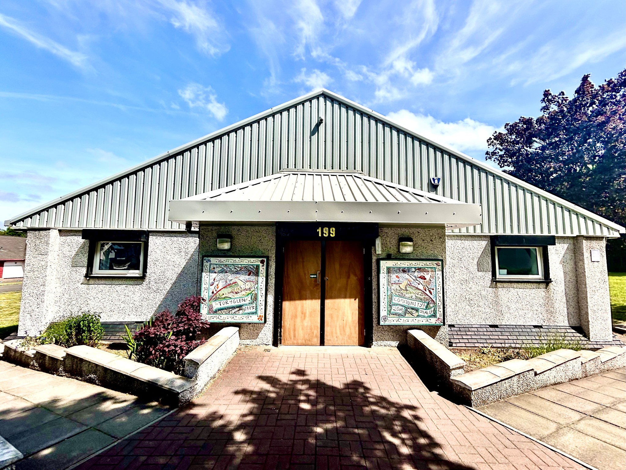 Toryglen Community Hall, a building with an entrance way with two mosaics on either side